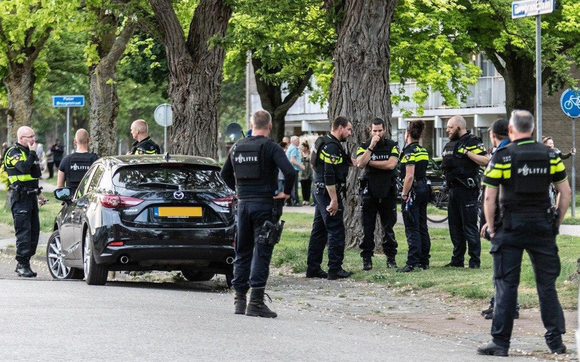 Man Lost Schoten Vanaf Balkon In Coevorden. Politie Verricht Aanhouding ...